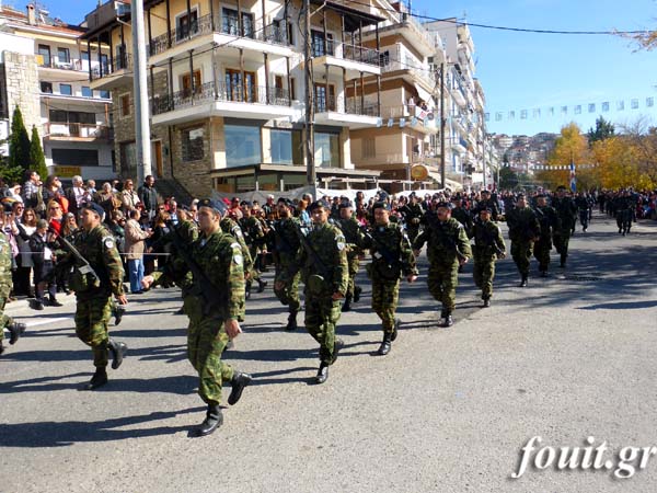 Η στρατιωτική παρέλαση της 103ης επετείου απελευθέρωσης της Καστοριάς (φωτογραφίες – βίντεο) - Φωτογραφία 16