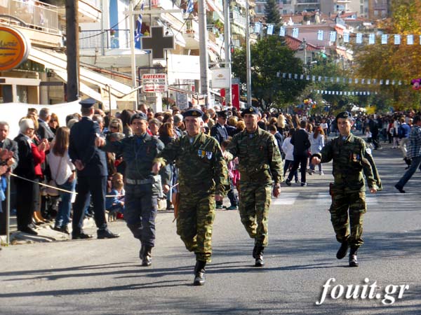 Η στρατιωτική παρέλαση της 103ης επετείου απελευθέρωσης της Καστοριάς (φωτογραφίες – βίντεο) - Φωτογραφία 4