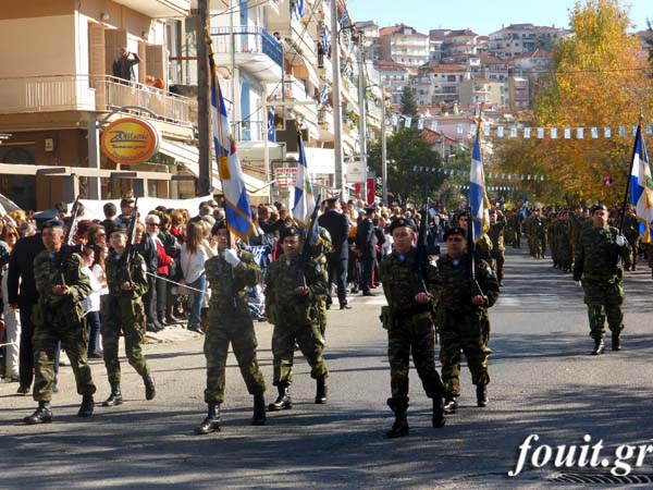 Η στρατιωτική παρέλαση της 103ης επετείου απελευθέρωσης της Καστοριάς (φωτογραφίες – βίντεο) - Φωτογραφία 8