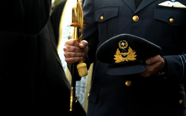 Καταργείται από τις στολές των αξιωματικών, αλλά όχι από τα πηλήκια, το εθνόσημο - Φωτογραφία 1