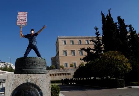 Με μεγάλη συμμετοχή η γενική απεργία κατά της λιτότητας - Φωτογραφία 12