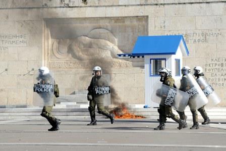 Με μεγάλη συμμετοχή η γενική απεργία κατά της λιτότητας - Φωτογραφία 18