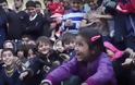 ΣΥΓΚΙΝΗΤΙΚΟ βίντεο: Ταξίδεψαν μέχρι τη Μυτιλήνη για ένα χαμόγελο στα προσφυγόπουλα [video]