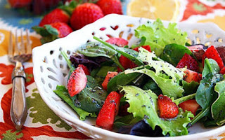 Σαλάτα με φράουλες και μαρούλι - Φωτογραφία 1
