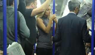MΠΡΑΒΟ! Παρενοχλεί άγνωστη γυναίκα στο μετρό και δείτε τι κάνουν οι υπόλοιποι άνδρες [video] - Φωτογραφία 1