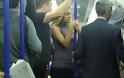 MΠΡΑΒΟ! Παρενοχλεί άγνωστη γυναίκα στο μετρό και δείτε τι κάνουν οι υπόλοιποι άνδρες [video]