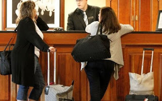 Έλληνες ταξιδιώτες αποζημιώθηκαν από ξενοδοχείο για την καταστροφή των αποσκευών τους - Φωτογραφία 1