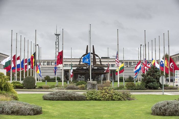 Μεσίστια οι σημαίες στο ΝΑΤΟ - Φωτογραφία 2