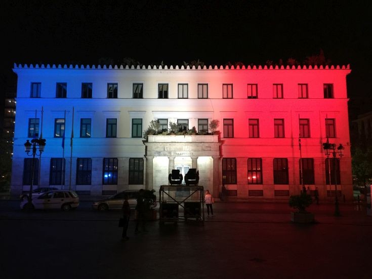 Το δημαρχείο της Αθήνας στα χρώματα της γαλλικής σημαίας... [photo] - Φωτογραφία 2