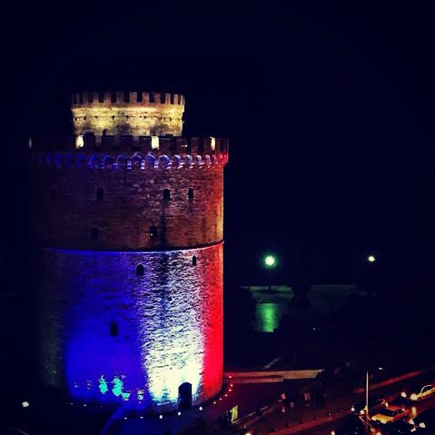 Ο λευκός πύργος στα χρώματα της Γαλλίας... [photo] - Φωτογραφία 2
