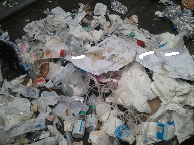 Βόμβα μέσα στα υλικά της ανακύκλωσης και «βόμβα» στη Δημόσια Υγεία με τα ιατρικά απόβλητα! [photos] - Φωτογραφία 7