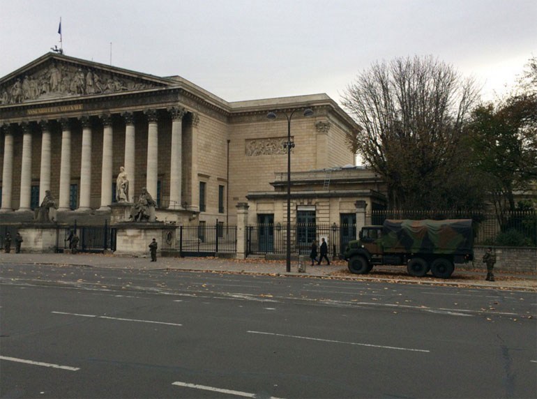 Ο στρατός φυλάει τη Βουλή στη Γαλλία - Φωτογραφία 3