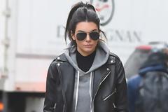 Οι 2 πιο cool τρόποι για να φορέσεις το φούτερ με κουκούλα