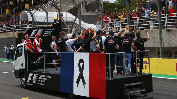 Οι πιλότοι της F1 τίμησαν τους νεκρούς του Παρισιού - Φωτογραφία 1