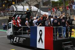 Οι πιλότοι της F1 τίμησαν τους νεκρούς του Παρισιού
