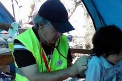 Η μία σκηνή έγινε... αυτοσχέδιο ιατρείο - Οι γιατροί της Πάτρας συνεχίζουν να δίνουν ζωή στους πρόσφυγες που φθάνουν στη Λέσβο [photos]