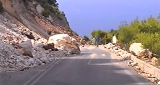 Απίστευτες εικόνες καταστροφής από τον σεισμό που σάρωσε τη Λευκάδα... [photos] - Φωτογραφία 1