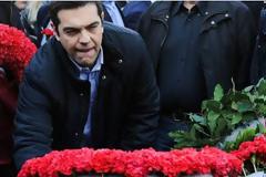 Γκάφα από την «Αυγή» για το στεφάνι που κατέθεσε ο Τσίπρας στο Πολυτεχνείο  [photos]