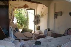 Εικόνες - ΣΟΚ: Δείτε το σπίτι της άτυχης γυναίκας στη Λευκάδα που το διαπέρασε ο βράχος