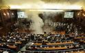 ΈΧΟΥΝ ΞΕΦΥΓΕΙ: Ψέκασαν με σπρέι πιπεριού τον πρωθυπουργό στην Βουλή του Κοσόβου