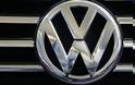 Πόσο έχουν μειωθεί οι πωλήσεις της Volkswagen μετά το σκάνδαλο και ποια εταιρεία περνάει μπροστά;