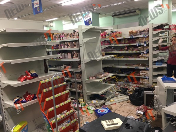 Μεγάλο πλιάτσικο σε σούπερ μάρκετ-Έκλεψαν τα πάντα [photos] - Φωτογραφία 2