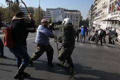 ΜΑΧΗ ΣΩΜΑ ΜΕ ΣΩΜΑ ΜΕΤΑΞΥ ΑΓΡΟΤΩΝ ΚΑΙ ΑΣΤΥΝΟΜΙΚΩΝ ΣΤΟ ΣΥΝΤΑΓΜΑ