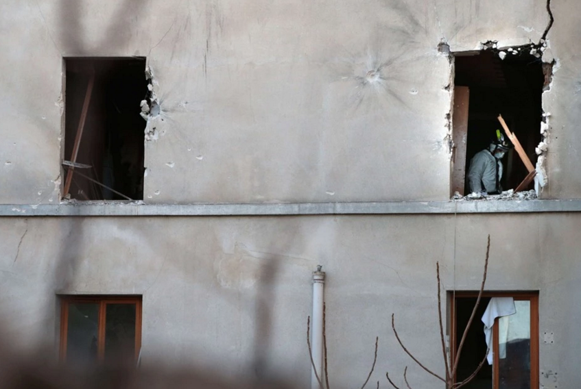 Αυτό είναι το μισογκρεμισμένο διαμέρισμα στο οποίο έγινε η έφοδος στο Σεν Ντενί [photos] - Φωτογραφία 8