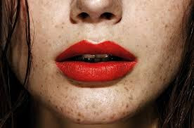 Έτσι θα φτιάξεις μόνη σου το lip balm που θα σου φουσκώνει τα χείλη - Φωτογραφία 1