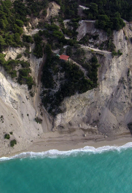 Σοκ: Δείτε πώς είναι η παραλία των Εγκρεμνών μετά το σεισμό της Λευκάδας! [photos] - Φωτογραφία 2