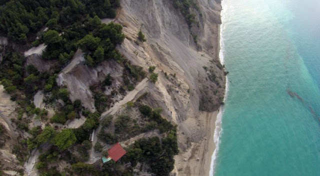 Σοκ: Δείτε πώς είναι η παραλία των Εγκρεμνών μετά το σεισμό της Λευκάδας! [photos] - Φωτογραφία 3