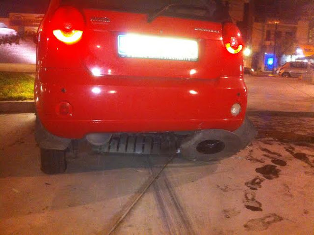 Τρελό αμάξι προσγειώθηκε και παρέσυρε πεζή σε πλατεία - Φωτογραφία 4