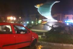 Τρελό αμάξι προσγειώθηκε και παρέσυρε πεζή σε πλατεία
