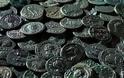 Ξέθαψε κατά λάθος 4000 νομίσματα της ρωμαϊκής εποχή την ώρα που όργωνε το χωράφι του - Φωτογραφία 2