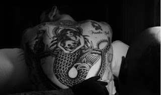 Ποιος πασίγνωστος τραγουδιστής έκανε αυτό το τεράστιο τατουάζ πλάτης; [photo] - Φωτογραφία 1