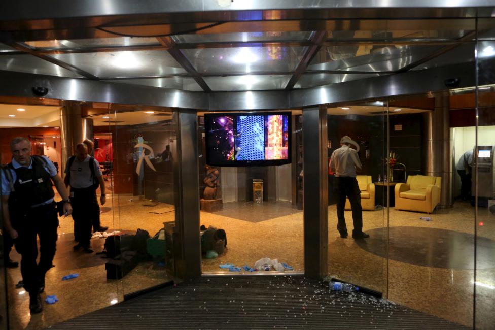 ΠΡΟΣΟΧΗ ΣΚΛΗΡΕΣ ΕΙΚΟΝΕΣ: Φρίκη μέσα από το ξενοδοχείου του Μάλι - Αίματα και σφαίρες παντού - Φωτογραφία 7