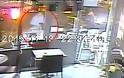 ΣΥΓΚΛΟΝΙΣΤΙΚΟ ΒΙΝΤΕΟ: Τζιχαντιστής πυροβόλησε δυο φίλες, άλλα έμεινε από σφαίρες [video] - Φωτογραφία 6