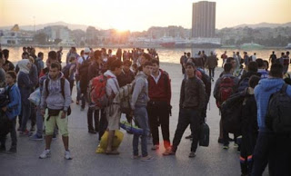Περισσότεροι από 4.500 πρόσφυγες το πρωί στον Πειραιά - Φωτογραφία 1