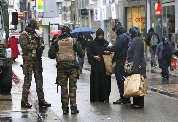 ΚΟΚΚΙΣ ΣΥΝΑΓΕΡΜΟΣ στις Βρυξέλλες-Εικόνες στους δρόμους που δεν έχουμε ξαναδεί [photo+video] - Φωτογραφία 4