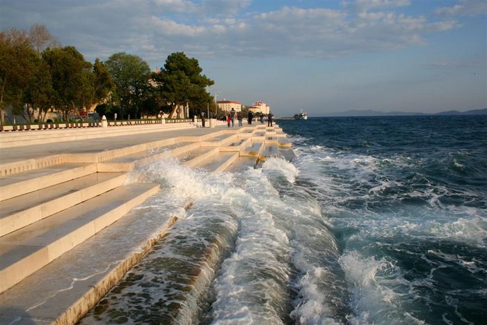 ΜΟΝΑΔΙΚΟ: Κάτι πολύ όμορφο συμβαίνει όταν τα κύματα σκάνε σε αυτόν τον πεζόδρομο! [video] - Φωτογραφία 5