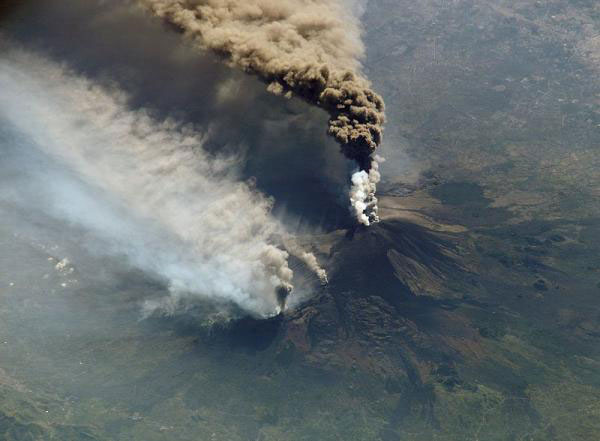 Μαγευτικές εκρήξεις ηφαιστείων από ψηλά... [photos] - Φωτογραφία 2