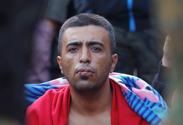 ΣΥΓΚΛΟΝΙΖΟΥΝ ΟΙ ΕΙΚΟΝΕΣ! Οι πρόσφυγες στα σύνορα με τα Σκόπια ράβουν τα στόματά τους [photos] - Φωτογραφία 6