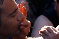 ΣΥΓΚΛΟΝΙΖΟΥΝ ΟΙ ΕΙΚΟΝΕΣ! Οι πρόσφυγες στα σύνορα με τα Σκόπια ράβουν τα στόματά τους [photos]