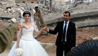 ΣΥΓΚΙΝΗΤΙΚΟ! Παντρεύτηκαν μέσα στα συντρίμμια της εμπόλεμης ζώνης στην Συρία - Φωτογραφία 1