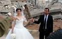 ΣΥΓΚΙΝΗΤΙΚΟ! Παντρεύτηκαν μέσα στα συντρίμμια της εμπόλεμης ζώνης στην Συρία