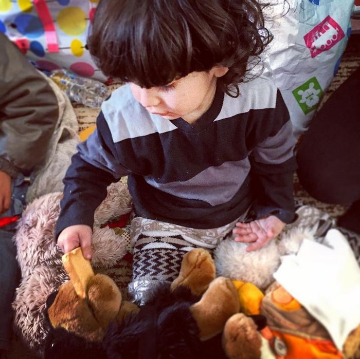 Επιστέφουν τα χαμόγελα και τα χρώματα στην ζωή των μικρών προσφύγων [photos] - Φωτογραφία 15