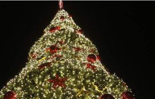 Η Αθήνα ντύθηκε Χριστουγεννιάτικα - Το λαμπερό δέντρο, τα φωτάκια και ο Σάκης Ρουβάς [photos] - Φωτογραφία 1