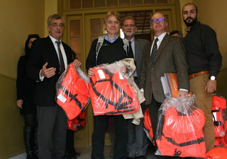 :Σωσίβια προσφύγων ως δώρα έδωσε ο Δήμαρχος Λέσβου στους Πρέσβεις των Κρατών μελών της Ευρωπαϊκής Ένωσης [photo] - Φωτογραφία 1