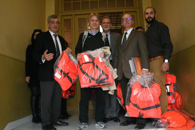:Σωσίβια προσφύγων ως δώρα έδωσε ο Δήμαρχος Λέσβου στους Πρέσβεις των Κρατών μελών της Ευρωπαϊκής Ένωσης [photo] - Φωτογραφία 2