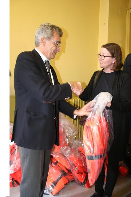 :Σωσίβια προσφύγων ως δώρα έδωσε ο Δήμαρχος Λέσβου στους Πρέσβεις των Κρατών μελών της Ευρωπαϊκής Ένωσης [photo] - Φωτογραφία 4